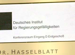 Schild nachher: Deutsches Institut für Regierungsgefälligkeiten