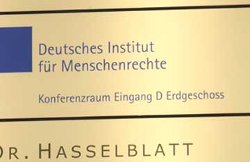 Schild vorher: Deutsches Institut für Menschenrechte