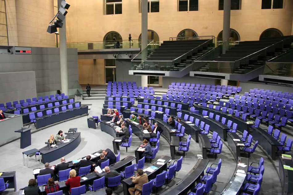 leeres Plenum und leere Tribune beim Bundestag