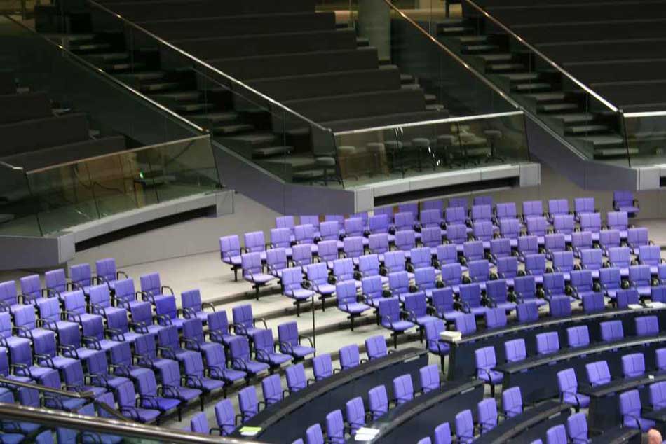 leeres Plenum und leere Tribune beim Bundestag